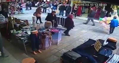لحظة اعتداء البائع على الطفل