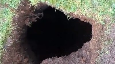 بالفيديو.. زوجان يعثران على كهف مجهول تحت حديقة منزلهما