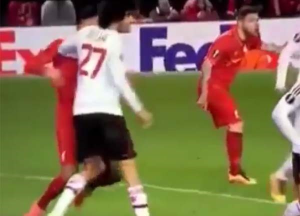 بالفيديو..اعتداءات فيلايني لا تتوقف.. ضرب لاعب ليفربول!