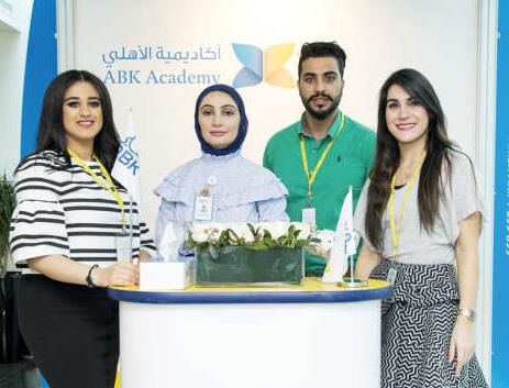 موظفو البنك في معرض الفرص الوظيفية بجامعة الخليج للعلوم والتكنولوجيا 