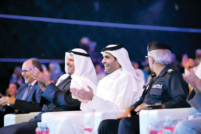 الشيخ محمد بن عبدالله ال ثاني والشيخ سلمان الحمود اثناء فقرات افتتاح المهرجان