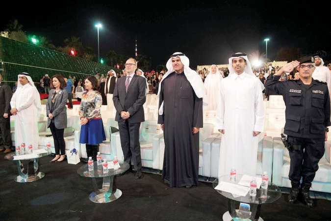 الشيخ محمد بن عبدالله ال ثاني ووزير الدولة لشؤون الشباب الشيخ سلمان الحمود في مقدمة الحضور اثناء السلام الوطني