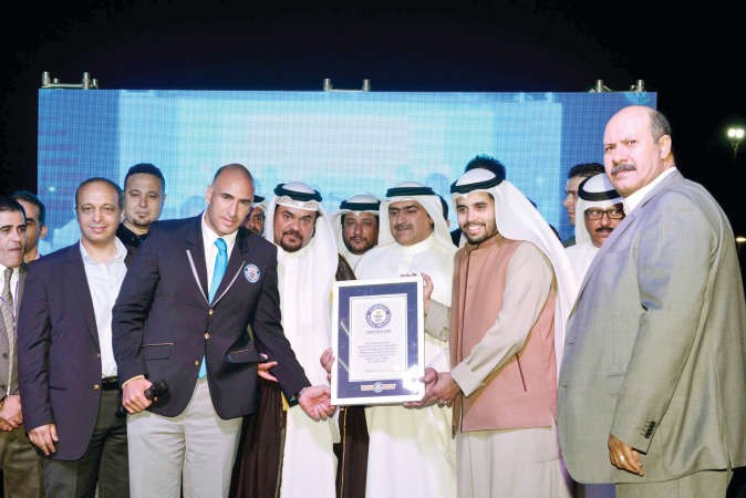 ممثل غينيس يسلم الشيخ صباح فهد الناصر الشهادة