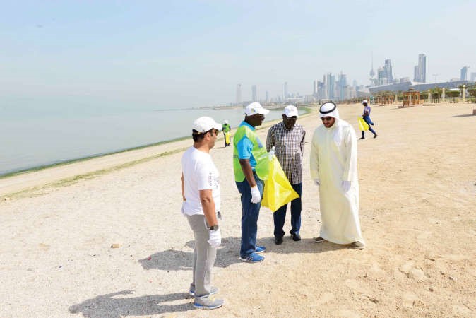 الشيخ عبدالله الاحمد والسفير عبد الاحد امباكي خلال الحملة﻿