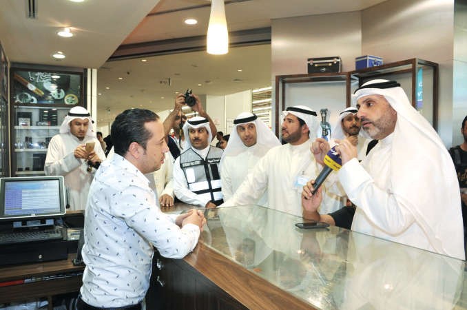 الشيخ عبدالله الاحمد وممحمد العنزي ينذران احد محلات بيع التبغ بازالة الاعلانات﻿