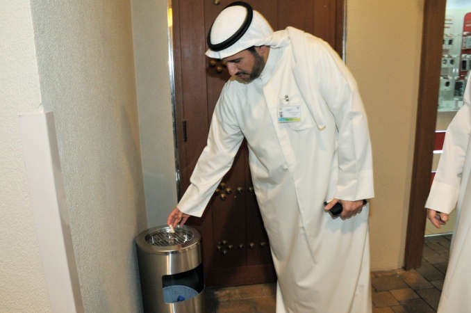 الاحمد مستنكرا وجود طفايات في ارجاء المجمع﻿