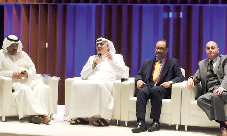 مسعود امر الله وبسام الذوادي وعبدالله بوشهري والزميل عبدالستار ناجي في الندوة