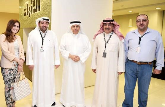 السفير السعودي دعبد العزيز الفايز متوسطا الزملاء رئيس التحرير يوسف خالد المرزوق ونائب رئيس التحرير عدنان الراشد واسامة دياب وبيان عاكوم						فريال حماد﻿