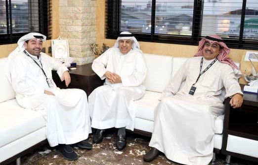 رئيس التحرير الزميل يوسف خالد المرزوق مستقبلا السفير السعودي دعبد العزيز الفايز بحضور نائب رئيس التحرير الزميل عدنان الراشد﻿