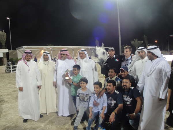 الامير عبدالعزيز ال سعود مع المنظمين والفائزين 