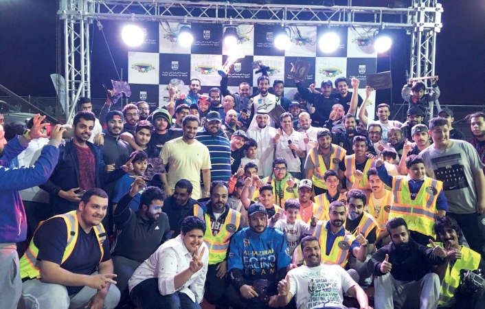 المطيري مع الابطال على منصة التتويج 
