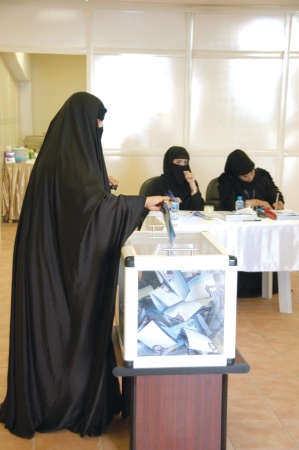  وناخبة تقوم بمهمتها الديموقراطية