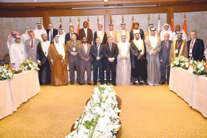 دعبدالله الطريجي متوسطا المشاركين في الاجتماع 	احمد علي ﻿