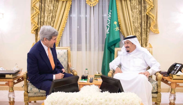خادم الحرمين الشريفين الملك سلمان بن عبد العزيز مستققبلا وزير الخارجية الاميركي جون كيري واس 