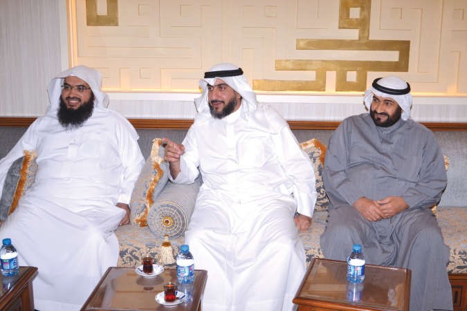 الكندري يتوسط المستقبلين للضيوف