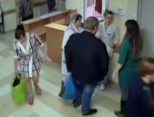 بالفيديو.. امرأة تسرق رضيعة من مستشفى للولادة