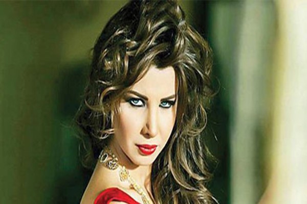 بالصور.. شاهد مدى الشبه بين أفراد عائلة نانسي عجرم وخاصة شقيقتها والدتها