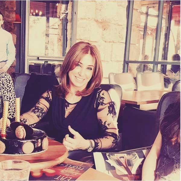 بالصور.. شاهد مدى الشبه بين أفراد عائلة نانسي عجرم وخاصة شقيقتها والدتها