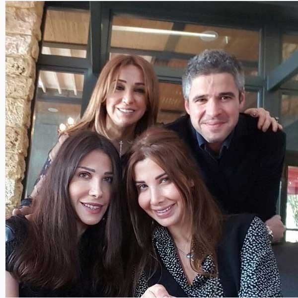 بالصور.. شاهد مدى الشبه بين أفراد عائلة نانسي عجرم وخاصة شقيقتها والدتها