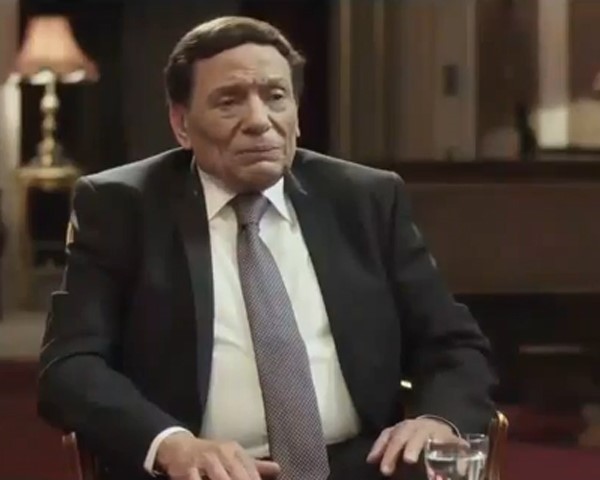 بالفيديو.. تأثر عادل إمام خلال حديثه عن وفاة والدته.. وشاهد أولى اللقطات التي تجمعه بأولاده واحفاده