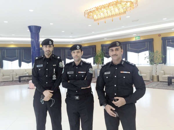 المقدم محمد المنصور متوسطا ضابطين من المرور ﻿