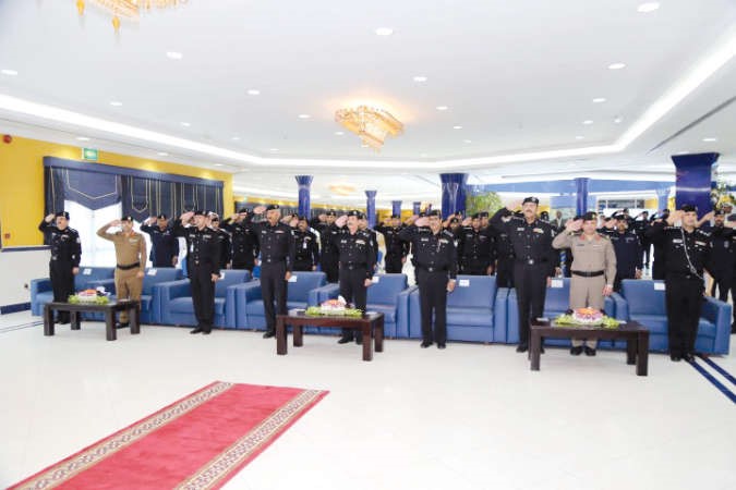 اللواء عبدالله المهنا واللواء فهد الشويع وقيادات المرور اثناء عزف السلام الوطني ﻿