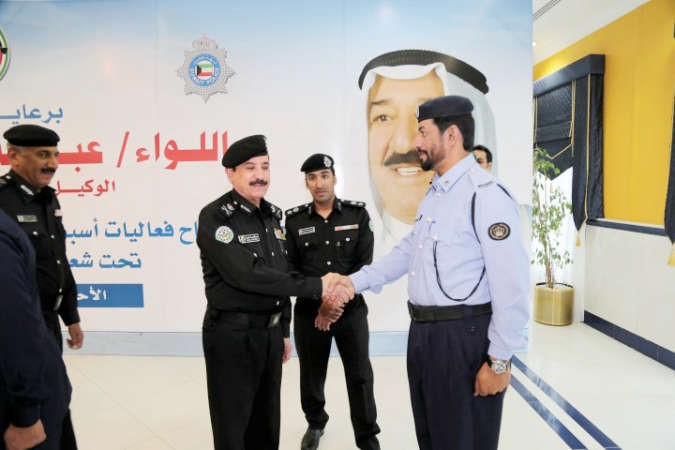 اللواء المهنا مصافحا احد الضباط الخليجيين المشاركين في المؤتمر﻿