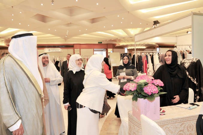 الصبيح والمشاركون في افتتاح المعرض خلال جولة تفقدية بين الاجنحةريليش كومار﻿