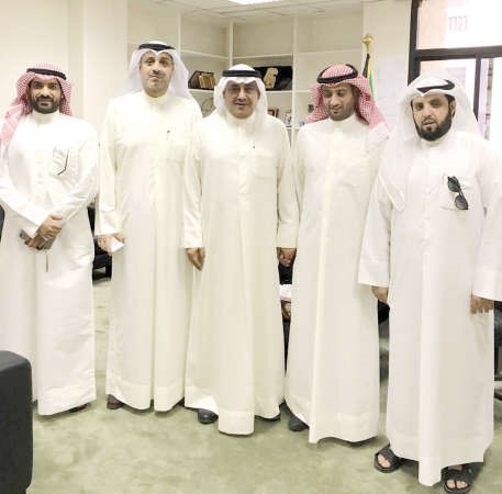 دمطر المطيري خلال لقائه مع رئيس وأعضاء جمعية العدان والقصور﻿