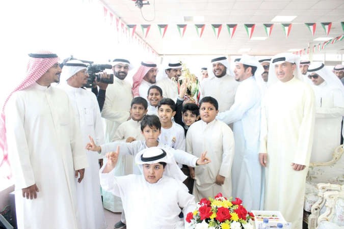 الشيخ احمد المنصور يسلم الكاس للفائز ﻿