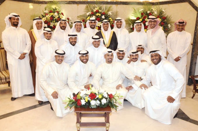 المعرس طلال عبدالله النخيلان متوسطا عددا من الاصدقاء في لقطة تذكارية