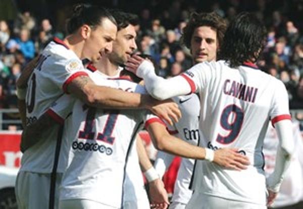 لاعبو باريس سان جرمان يحتفلون بالحصول على لقب الدوري الفرنسي افپ