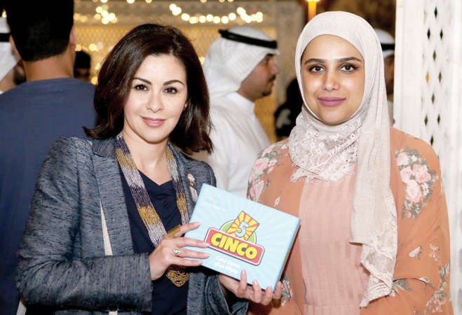 الشيخة الزين الصباح مع المخترعة هبة الهزاع﻿
