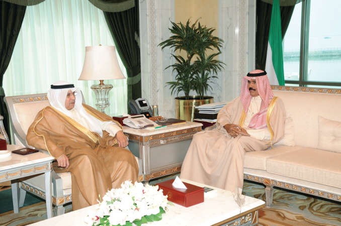 سمو ولي العهد الشيخنواف الاحمد مستقبلا الشيخ خالد الجراح