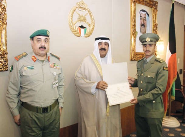 الشيخ مشعل الاحمد مكرما احد الضباط بحضور الفريق الركن مهاشم الرفاعي