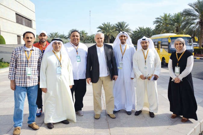 د بدر العيسى متوسطا عددا من العاملين في الاوبريت ﻿