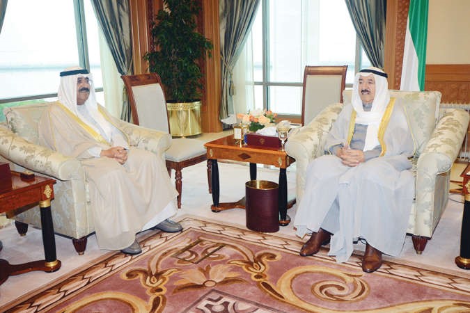 صاحب السمو الامير الشيخ صباح الاحمد مستقبلا الشيخ مشعل الاحمد 