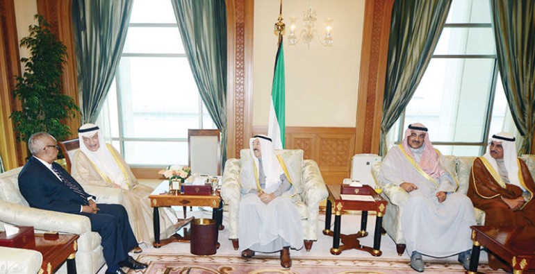  صاحب السمو الامير الشيخ صباح الاحمد مستقبلا وزير الشؤون الخارجية وتشجيع الاستثمار بالصومال دعبدالسلام هدلية عمر