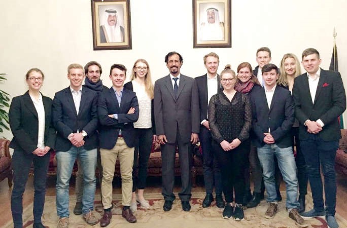 السفير الشيخ علي الخالد مع وفد طلبة جامعة فريدريش شيلر الالمانية 