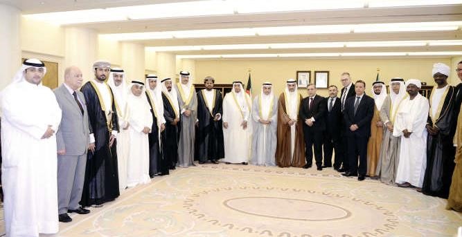 رئيس مجلس الامة مرزوق الغانم متوسطا رئيس الاتحاد الكشفي للبرلمانيين العرب النائب دعبدالله الطريجي واعضاء اللجنة التنفيذية للاتحاد