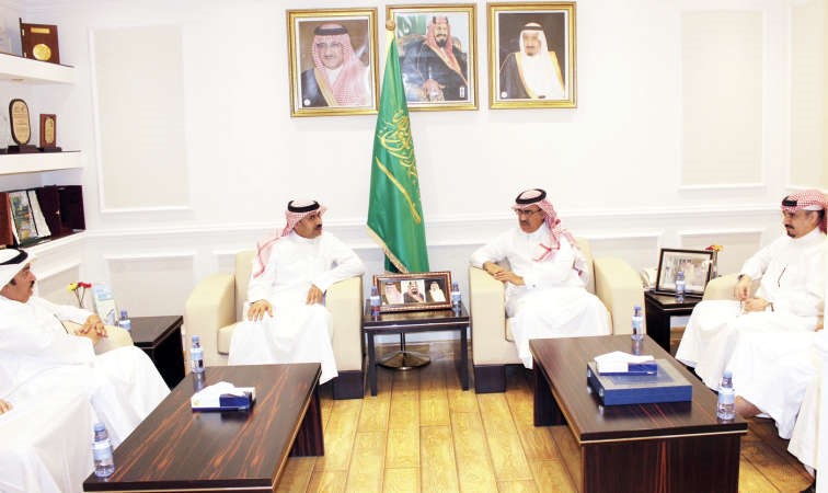 وفد كونا خلال لقائه رئيس وكالة الانباء السعودية واس عبدالله بن فهد الحسين 
