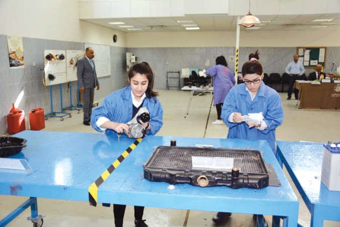 النادي العلمي: «فاطمة بنت الوليد» تفوز بالمركز الأول في «التعرف على أجزاء محرك السيارة»