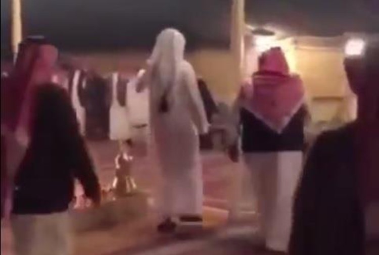 بالفيديو.. أمير قطر ممازحاً الحضور بمخيم ولي العهد السعودي في حفر الباطن: جئنا لمتابعة المباراة