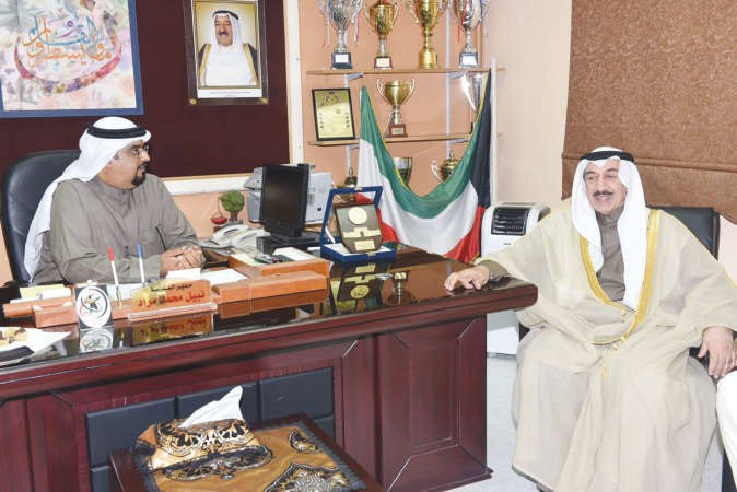 محافظ الجهراء خلال لقائه مدير المدرسة نبيل مراد﻿