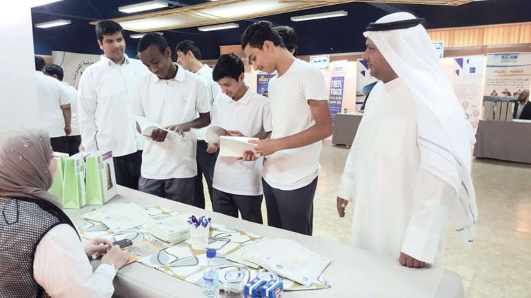 جانب من المعرض الثاني للجامعات والمعاهد التطبيقية في ثانوية ابن العميد ﻿