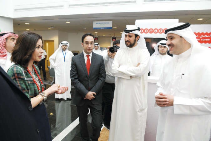 رئيس قطاع الموارد البشرية والخدمات الادارية صالح الحوطي متحدثا لوكيل وزارة الدولة لشؤون الشباب الشيخة الزين الصباح﻿