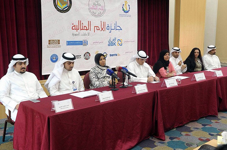 عائشة السالم تتوسط المشاركين في المؤتمر