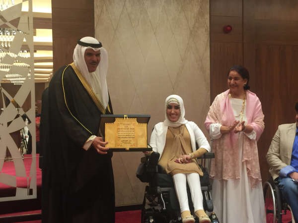  الشيخ سلمان الحمود مكرما احدى المشاركات ﻿