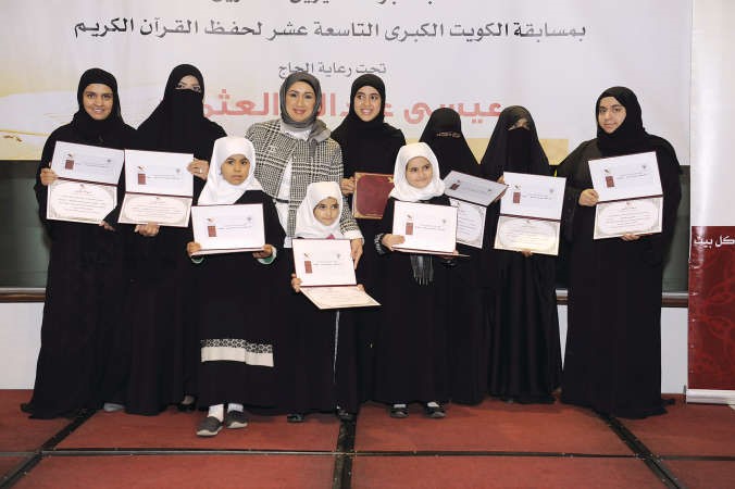 منيرة الكندري متوسطة مجموعة من الحافظات 
