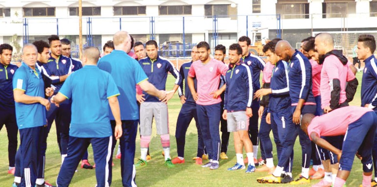 ماكليش مع اللاعبين خلال التدريب﻿